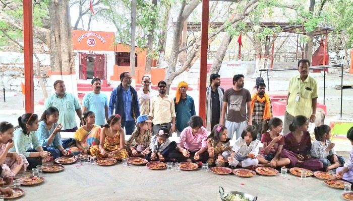 राम नवमी पर भक्ति के रंग में रंगा ओबरा: बाबा भूतेश्वर दरबार में कन्या पूजन के बाद विशाल भंडारे का आयोजन