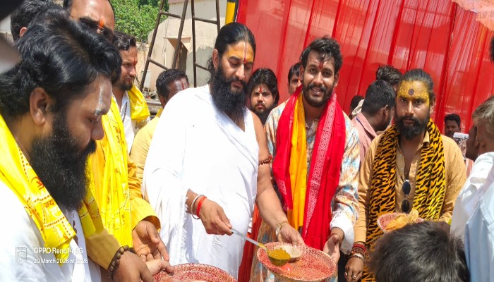 कैंट रेलवे स्टेशन पर विशाल भंडारे का आयोजन, महंत संजय दास ने किया शुभारंभ