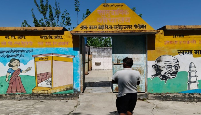 सामुदायिक शौचालय में गंदगी का अंबार, जर्जर हालत से परेशान ग्रामीण, भ्रष्टाचार के आरोप