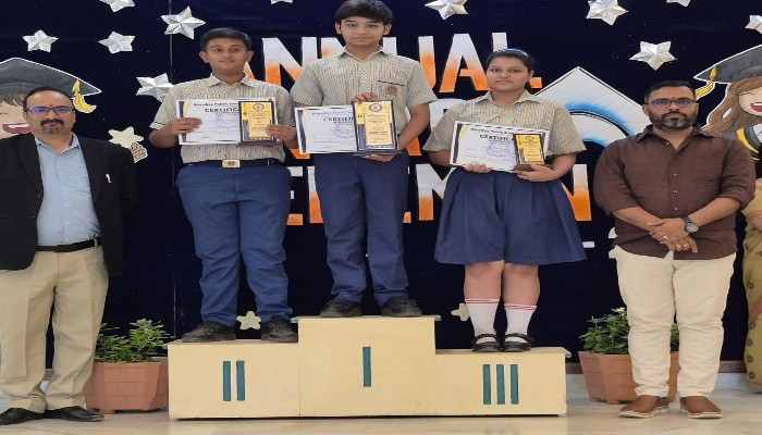 Ayodhya: वार्षिक पुरस्कार समारोह का भव्य आयोजन, मेधावी छात्र हुए सम्मानित