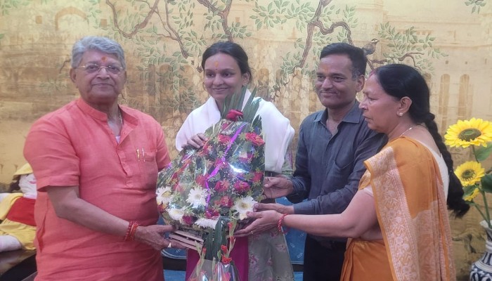 UPPCS में अनामिका ने रोशन किया जिले का नाम, विधायक ने मुलाकात कर दी बधाई