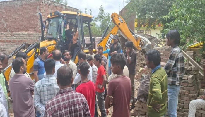 नाला खुदाई के नाम पर गरीबों के आशियाने टूटने पर हंगामा, समाधान की मांग