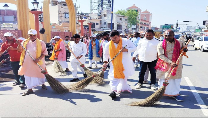 अयोध्या: भाजपा के स्थापना दिवस पर 'बूथ विजय' का संकल्प, स्वच्छता के साथ घर-घर पहुंचे दिग्गज