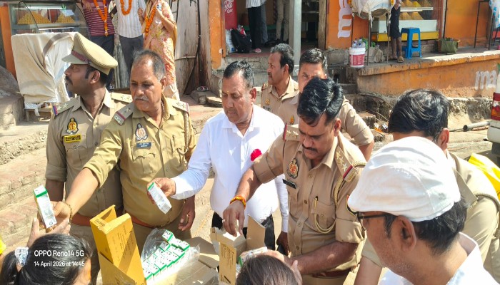 भीषण गर्मी में राहत: पुलिस और स्वास्थ्य विभाग ने श्रद्धालुओं को वितरित किया ORS