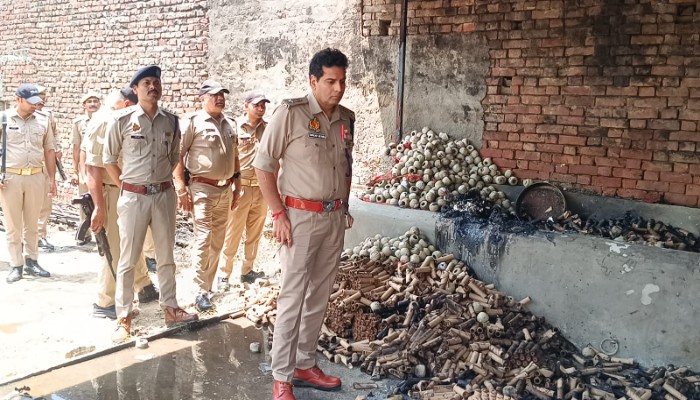 मुजफ्फरनगर में पटाखा गोदाम में भीषण आग, 2 बच्चे झुलसे, बड़ा हादसा टला