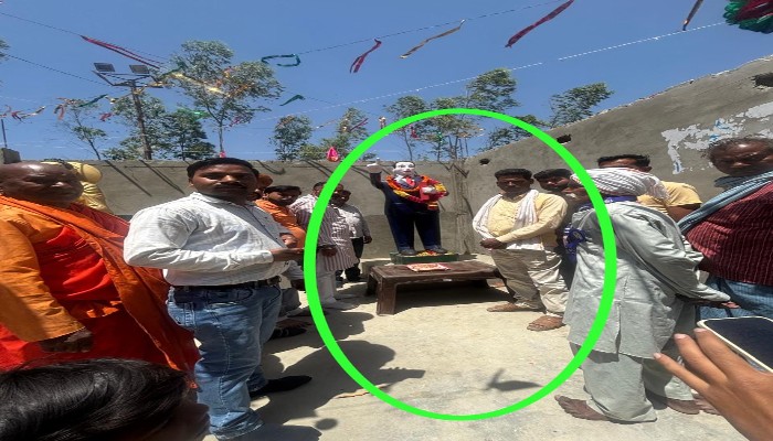 चप्पल पहनकर प्रतिमा पर पुष्प अर्पण, भड़के लोग, आयोग और सीएम पोर्टल तक पहुंची शिकायत