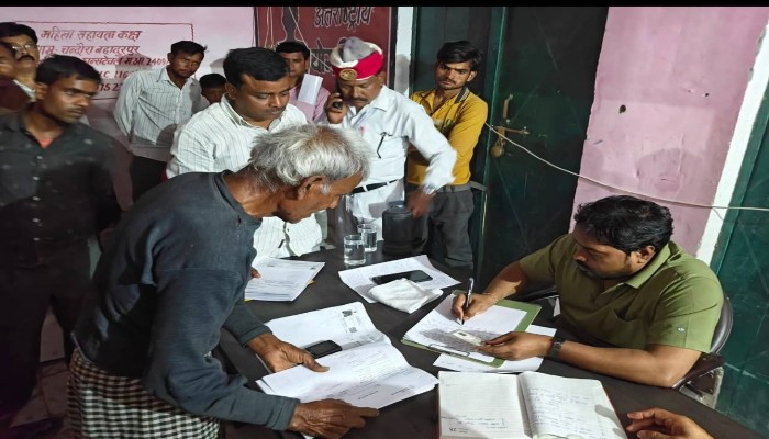 Shahjhanpur: फार्मर रजिस्ट्री न बनने पर एडीएम ने रात में लगाई चौपाल, ग्रामीणों की सुनी समस्याएं