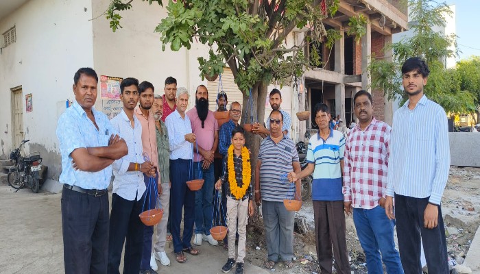 सेवा भाव से मनाया जन्मदिन: 10 वर्षीय दिव्यांश ने पक्षियों के लिए लगाए परिंडे