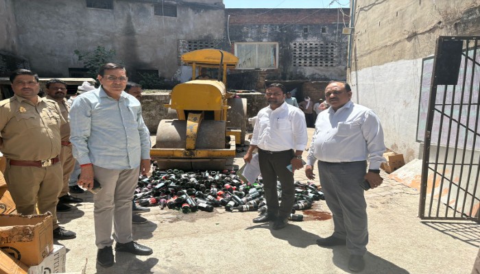 झांसी में 12 लाख की अवैध शराब पर चला रोड रोलर, आबकारी विभाग की बड़ी कार्रवाई