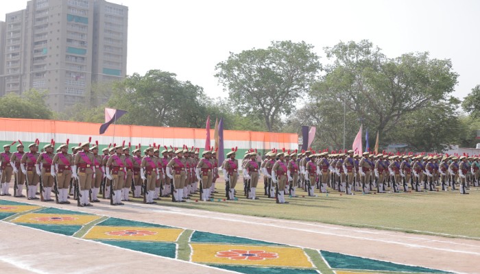 Jhansi: पुलिस लाइन में महिला आरक्षियों की भव्य दीक्षांत परेड संपन्न, अधिकारियों ने किया उत्साहवर्धन