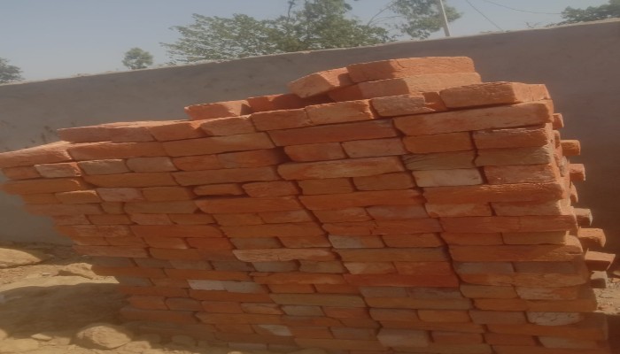 मधवापुर में घटिया निर्माण का आरोप, पंचायत भवन की बाउंड्री वाल में अनियमितताओं पर ग्रामीणों का विरोध