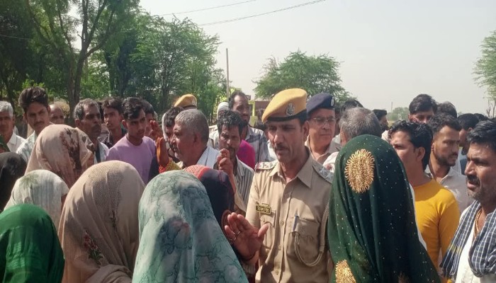 रोडवेज बस की चपेट में आने से आठ वर्षीय बच्ची की मौत, ग्रामीणों ने किया विरोध