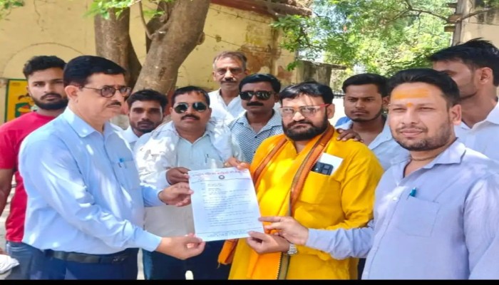 गौ-सम्मान दिवस घोषित करने की मांग, राष्ट्रीय गौरक्षा वाहिनी ने सौंपा ज्ञापन