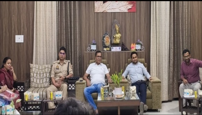 मेधावी छात्रों का जिलाधिकारी आवास पर सम्मान, प्रतियोगी परीक्षाओं पर की चर्चा