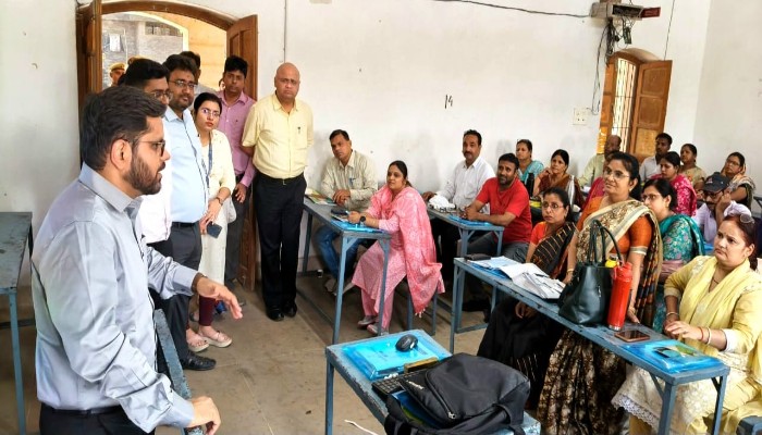 Census 2027 Jhansi: अब 'डिजिटल' होगी जनगणना-2027, जिलाधिकारी गौरांग राठी ने परखा प्रशिक्षण शिविर, दिए खास निर्देश