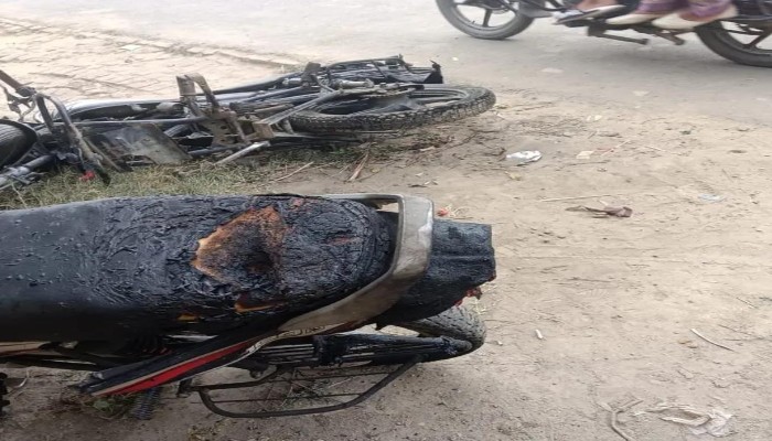 Pilibhit Fire News : खेत में नरई की आग ने मचाया तांडव, मैकेनिक की दुकान जलकर राख, 4 बाइकें खाक