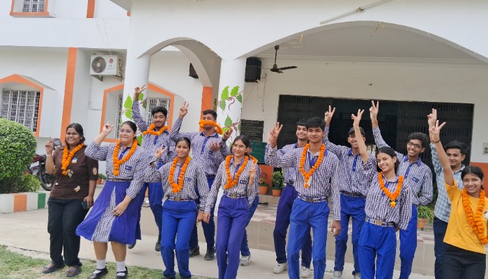 अयोध्या में एचसीजे एकेडमी का शानदार प्रदर्शन, ICSE-ISC में शत-प्रतिशत परिणाम