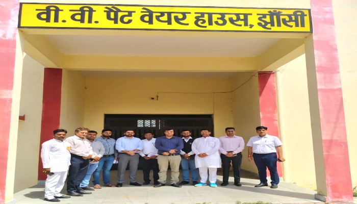 झांसी में ईवीएम-वीवीपैट वेयरहाउस का निरीक्षण, जिलाधिकारी गौरांग राठी ने दिए सख्त निर्देश
