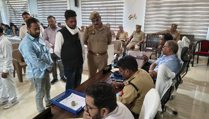 समाधान दिवस: जमीन कब्जा मामले में लापरवाही पर डीएम सख्त, लेखपाल का रोका वेतन