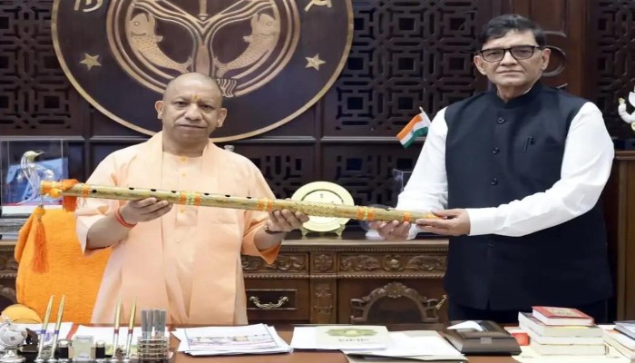 पीलीभीत डीएम ने सीएम योगी से की शिष्टाचार भेंट, विकास योजनाओं और ओडीओपी पर हुई चर्चा