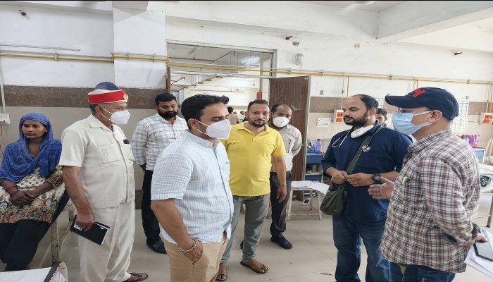 Shahjahanpur: सीडीओ उत्कर्ष द्विवेदी का औचक निरीक्षण, मेडिकल कॉलेज में व्यवस्थाओं को लेकर दिए सख्त निर्देश