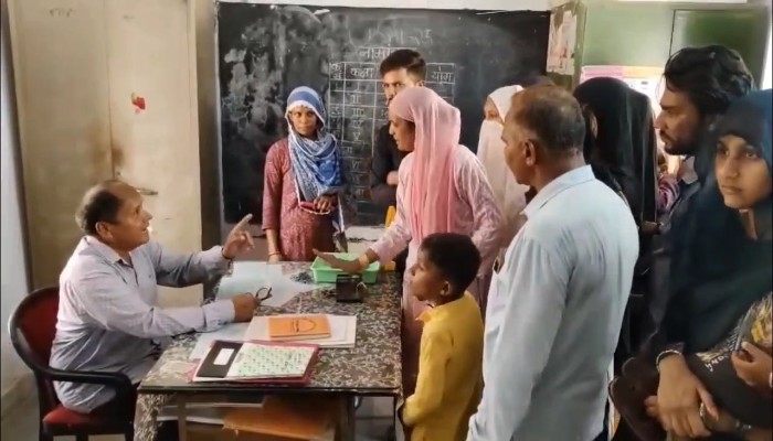 सरकारी स्कूल में छात्र को कठोर सजा देने का आरोप, बेहोश होने पर मचा हंगामा
