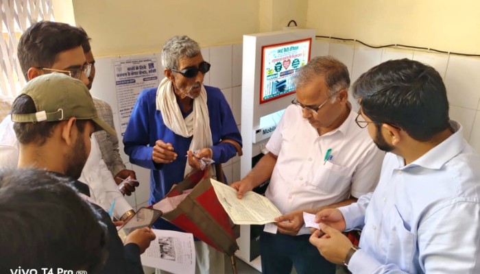 जिलाधिकारी गौरांग राठी का जिला चिकित्सालय में औचक निरीक्षण, व्यवस्थाओं पर जताई नाराजगी