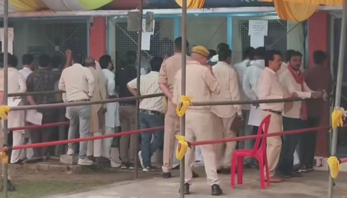 कटरा नगर पंचायत उपचुनाव की मतगणना, पहले राउंड में भाजपा प्रत्याशी आगे