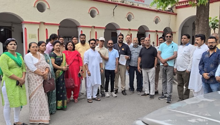 कमर्शियल सिलेंडर की बढ़ी कीमतों के खिलाफ व्यापारियों का प्रदर्शन, राष्ट्रपति के नाम सौंपा ज्ञापन
