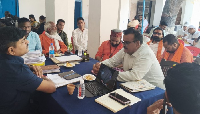 अधूरी कान्हा गौशाला पर भड़का हिंदू महासभा, किसानों की बर्बाद फसलों को लेकर प्रशासन को घेरा