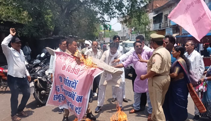 बुंदेलखंड निर्माण मोर्चा का विरोध प्रदर्शन, 9 सांसदों और 56 विधायकों के फूंके पुतले