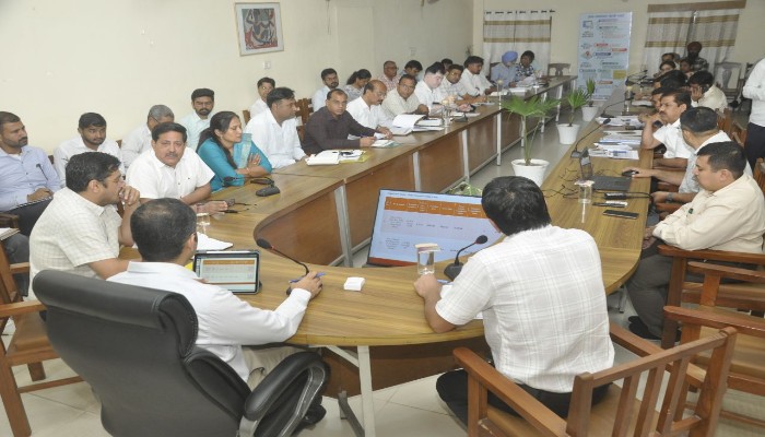 District Collector Sriganganagar Review Meeting : बजट घोषणाओं को धरातल पर उतारने की कवायद तेज, कलक्टर ने दिए गुणवत्ता और समयबद्धता के सख्त निर्देश