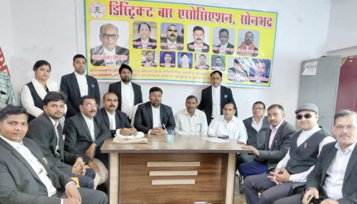 लखनऊ लाठीचार्ज के विरोध में सोनभद्र के वकीलों की आपात बैठक, कार्रवाई की उठी मांग