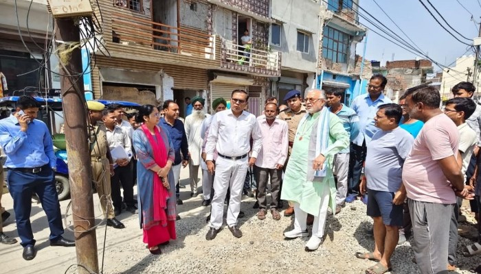 Shahjahanpur: विकास कार्यों का मंत्री सुरेश खन्ना ने किया निरीक्षण, दिए निर्देश