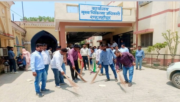 वेतन न मिलने पर एनएचएम कर्मचारियों का सीएमओ कार्यालय में प्रदर्शन, झाड़ू लगाकर जताया विरोध