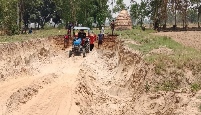 शाहजहांपुर के बंडा क्षेत्र में धड़ल्ले से अवैध मिट्टी खनन, मिलीभगत के आरोप