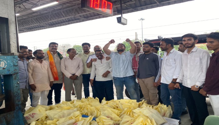 झांसी स्टेशन पर वनवासी कार्यकर्ताओं का भव्य स्वागत, एबीवीपी ने कराया भोजन वितरण