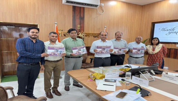 झांसी मंडल में सुरक्षित रेल संचालन के लिए “स्टेशन/यार्ड डायग्राम बुकलेट” का विमोचन