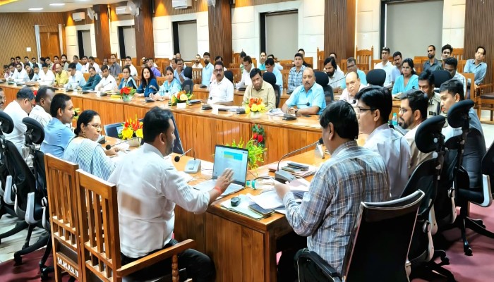 शिकायत निस्तारण को लेकर सख्त हुए डीएम गौरांग राठी, लापरवाही पर कार्रवाई की चेतावनी