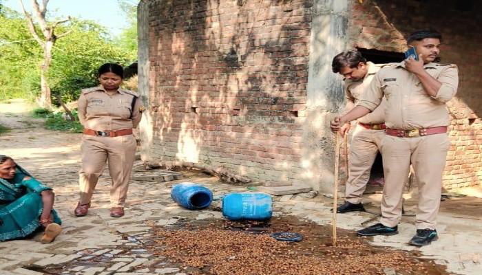 सुल्तानपुर में आबकारी विभाग की बड़ी कार्रवाई, 35 लीटर अवैध कच्ची शराब बरामद, दो गिरफ्तार
