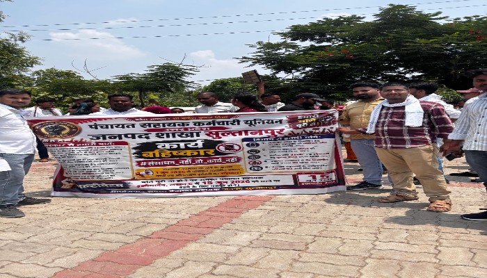 अपनी मांगों को लेकर पंचायत सहायकों का प्रदर्शन, मुख्यमंत्री के नाम सौंपा ज्ञापन