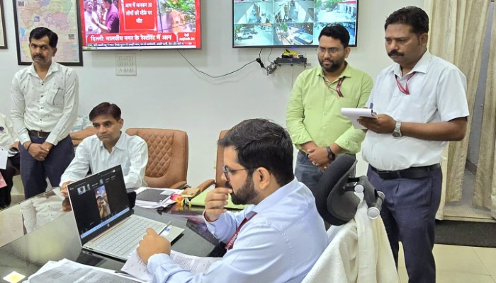 Jhansi News : ढाई साल पुराने भूमि विवाद का डीएम ने कराया निस्तारण, लापरवाह लेखपालों पर एक्शन