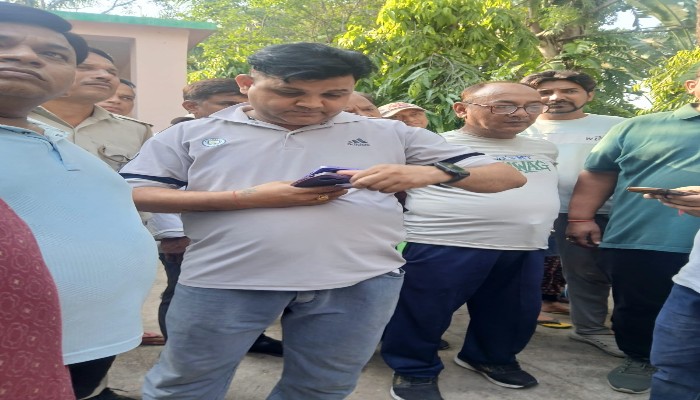 पार्क में युवतियों को अश्लील वीडियो दिखाने के आरोप में युवक गिरफ्तार, भीड़ ने पुलिस को सौंपा