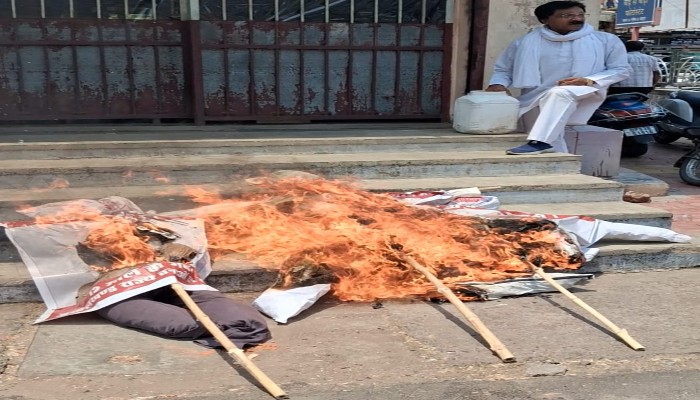 बुंदेलखंड राज्य की मांग को लेकर भानू सहाय ने फूंके पुतले, पुलिस ने किया गिरफ्तार