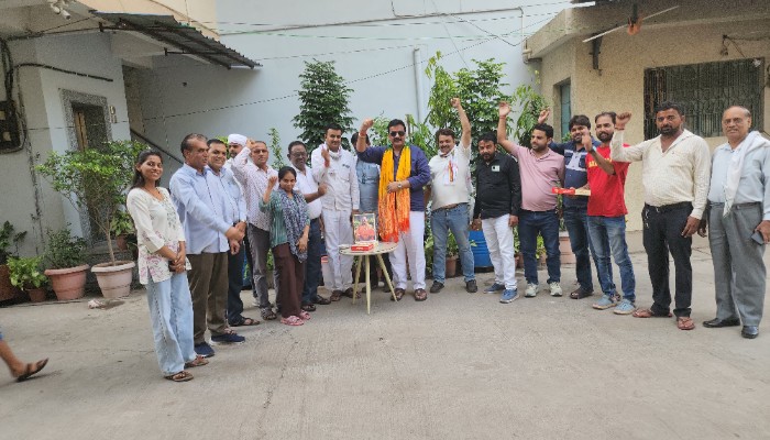 विश्व पर्यावरण दिवस और मुख्यमंत्री योगी आदित्यनाथ के जन्मदिवस पर हुआ वृक्षारोपण, बांटी गई मिठाइयां