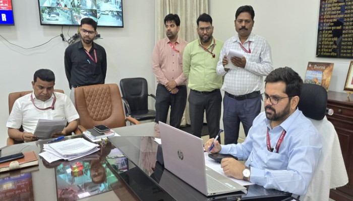 झांसी डीएम ने जनसंवाद में ग्राम मवई की सड़क और जलनिकासी समस्या का कराया समाधान