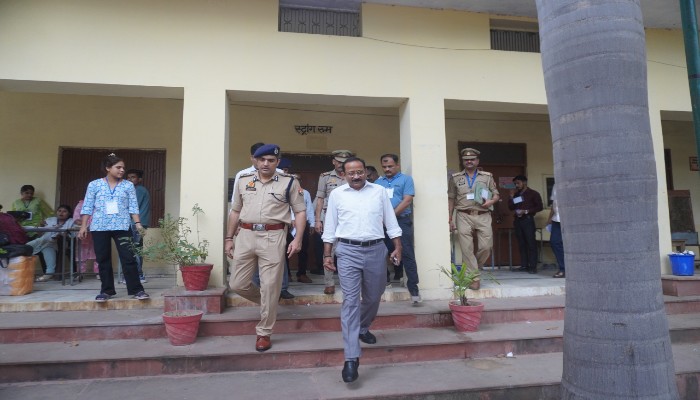 Police Recruitment Exam: झांसी में कमिश्नर, आईजी, डीएम और एसएसपी ने किया निरीक्षण