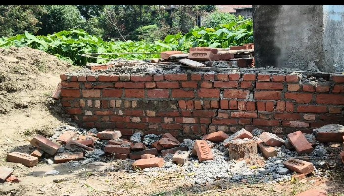 जमीन विवाद को लेकर हंगामा, कब्जे के आरोप-प्रत्यारोप के बीच डीएम और एसपी से शिकायत