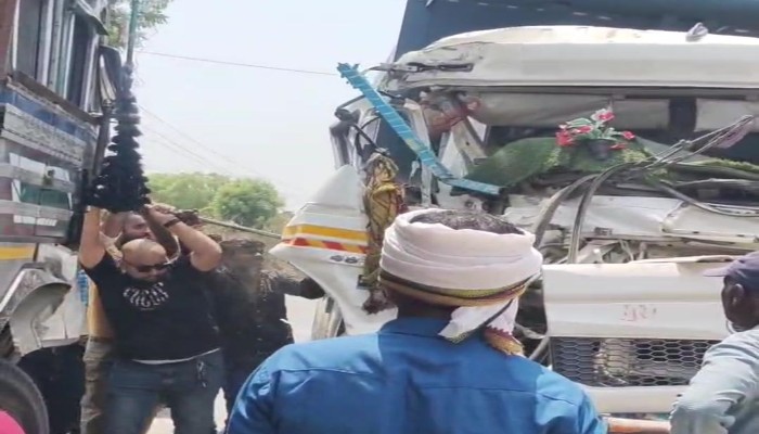 दुद्धी में हाइवा और ट्रक की आमने-सामने भिड़ंत, चालक गंभीर घायल, जिला अस्पताल रेफर