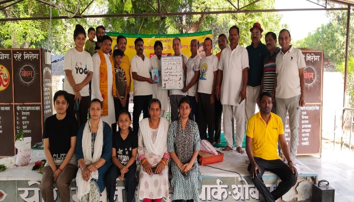 ओबरा में 25 दिवसीय योग शिविर जारी, प्रशिक्षक ने बताए योग के स्वास्थ्य लाभ